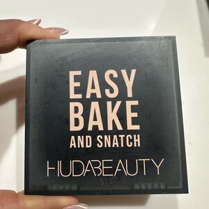 HUDA BEAUTY Easy Bake and Snatch Powder - pound cake